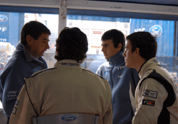 Los pilotos antes de salir a la pista misionera